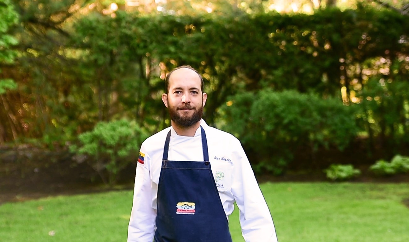 Chef Alex Nessim. Jardines de la Embajada de Colombia, Ottawa Ontario.