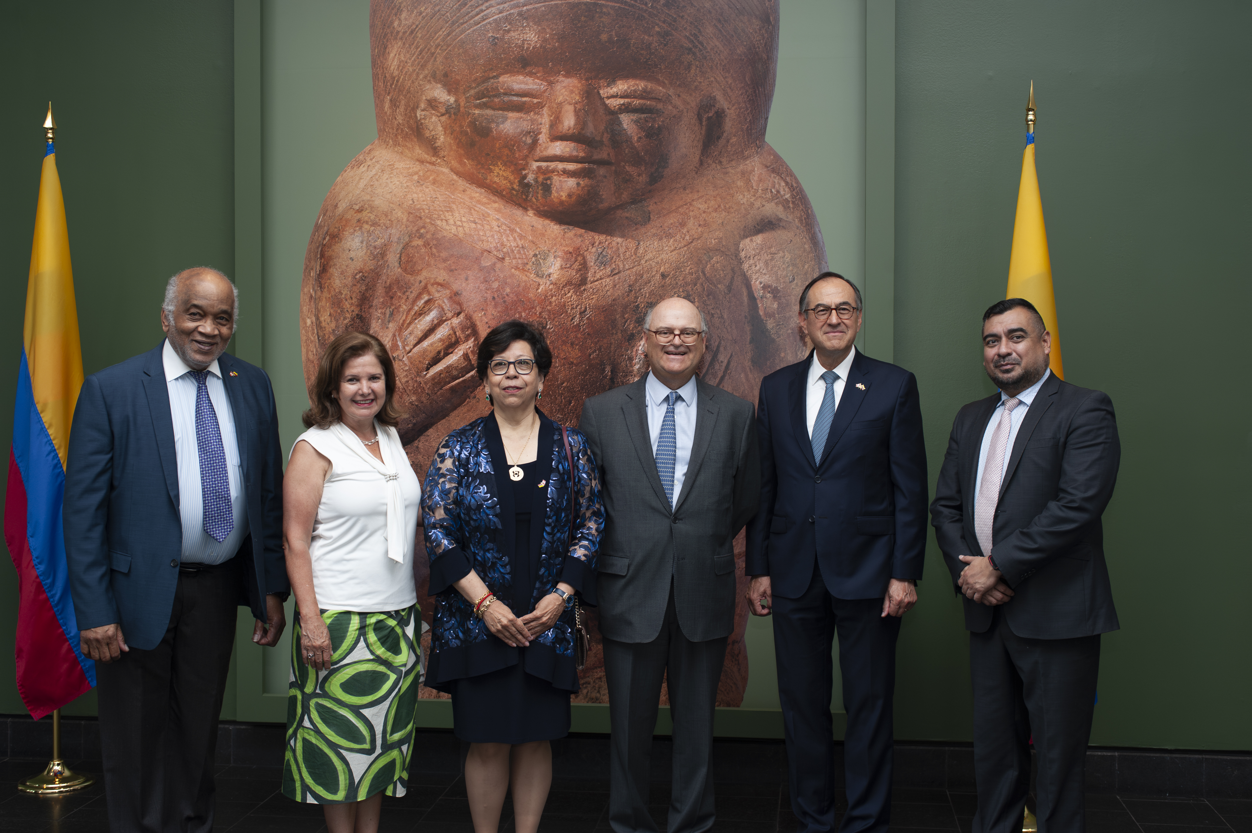 Embajador Carlos Arturo Morales, Cónsul General en Montreal y Embajadora Luz Estella Jara y esposo, Cleton Edghill Ford, Representante de Colombia ante la OACI Mauricio Ramírez Koppel y Sra.