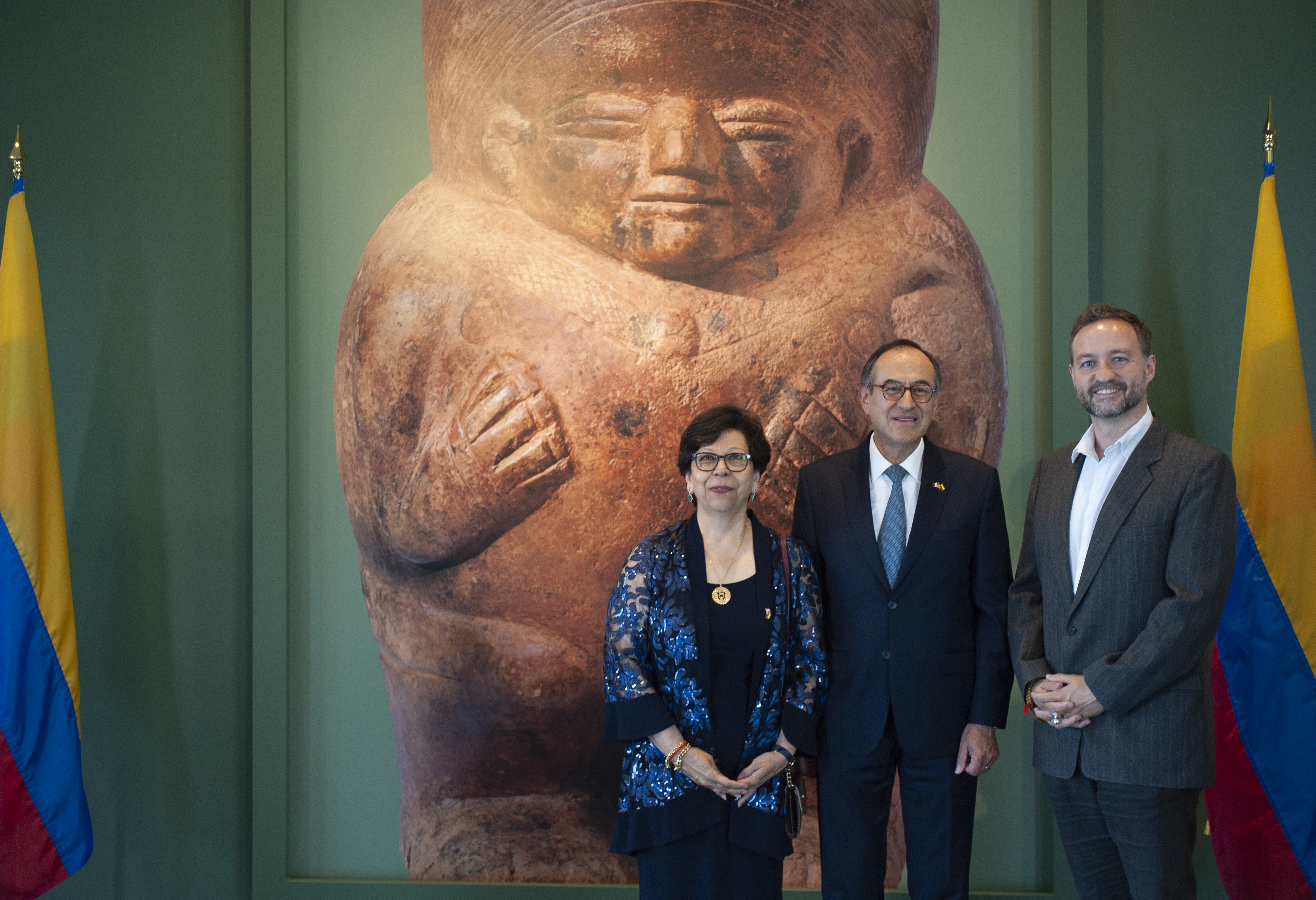Embajador Carlos Arturo Morales, Cónsul General en Montreal y Embajadora Luz Estella Jara y Miembro del Parlamento Simon-Pierre Savard-Tremblay