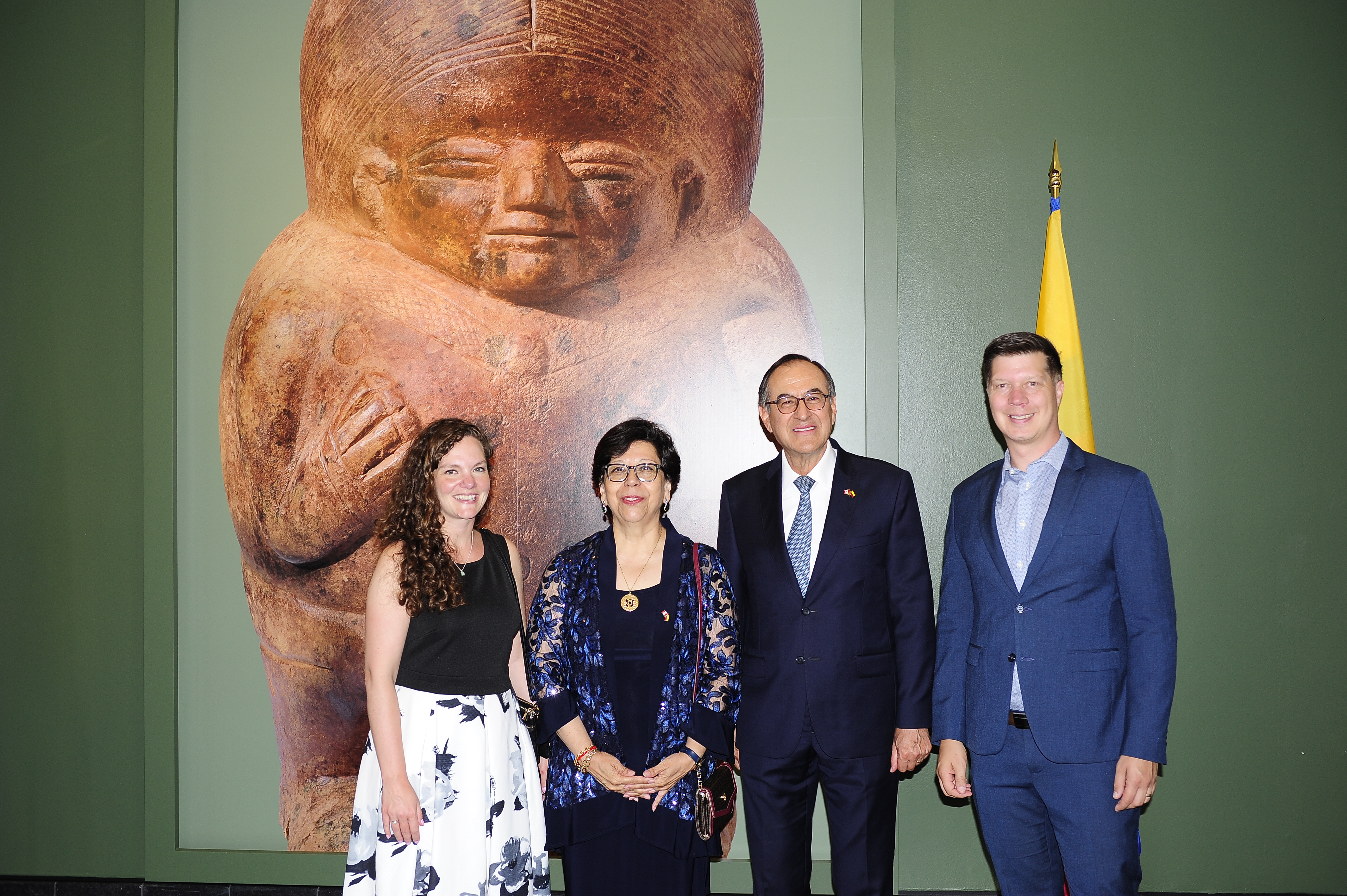 Embajador Carlos Arturo Morales, Cónsul General en Montreal y Embajadora Luz Estella Jara, Directora se la oficina de Quebec en Colombia Myriam Savard-Tremblay y Director de América del MRE de Quebec.Matthew Parenteau, 