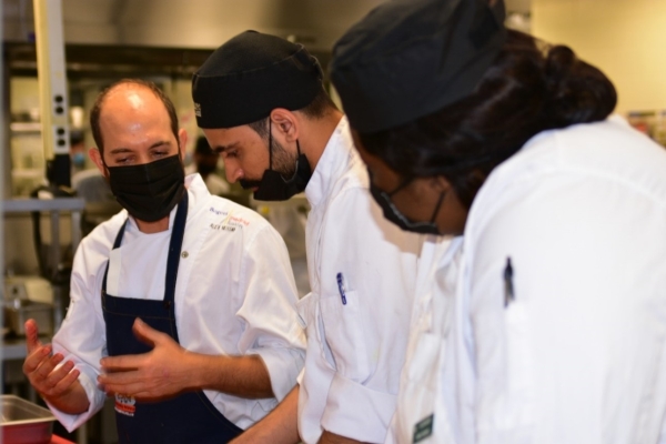Cátedra Colombia gastronómica, Chef Alex Nessim y estudiantes.