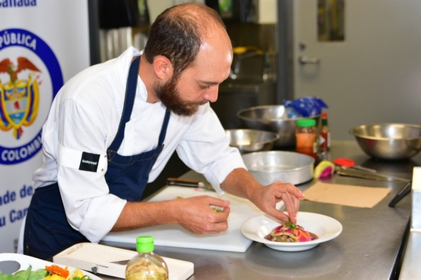 Chef Alex Nessim ensamblando el plato