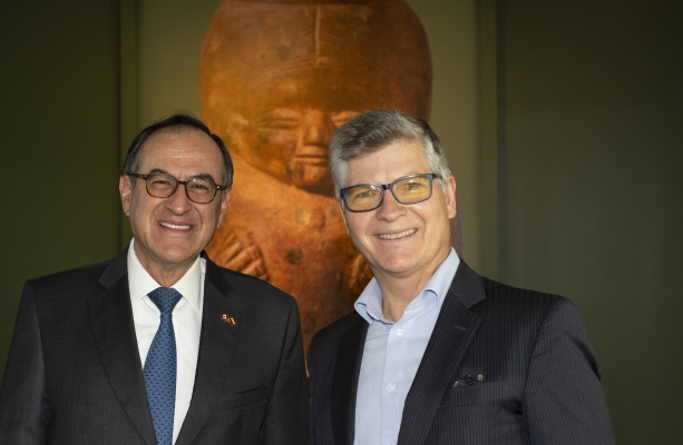 Embajador Carlos Arturo Morales y Presidente del Museo de Bellas Artes de Montreal André Dufour.